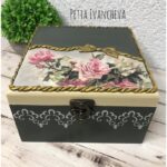 Ръчно изработена кутия за бижута с уникален дизайн, декорирана с релефни елементи и цветни мотиви за стилно съхранение.