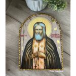Ръчно изработена дървена икона на Свети Серафим Саровски с позлатени детайли – подходящ подарък за юбилей, кръщене или духовен празник.
